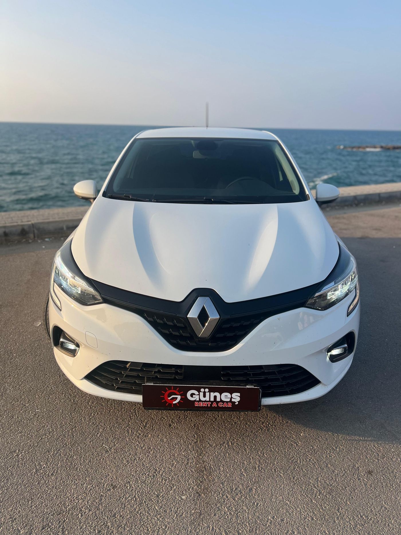Renault Clio deniz kenarında